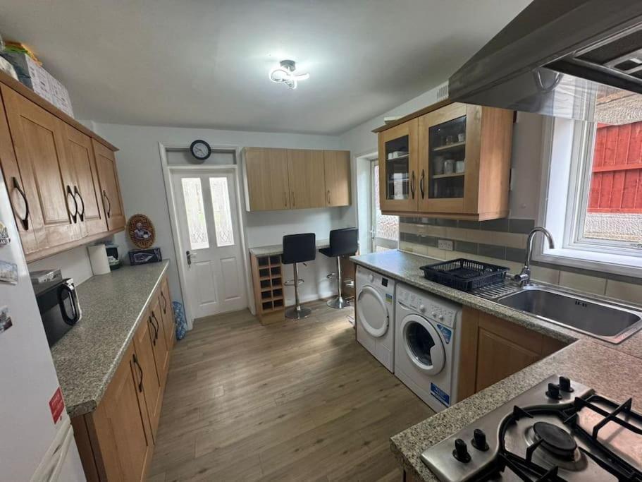 Charming 3-Bedroom Retreat With Modern Comforts South Ockendon Exterior foto