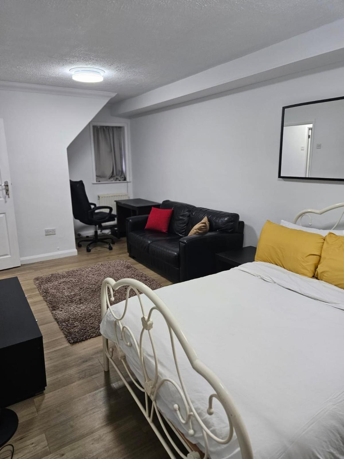 Charming 3-Bedroom Retreat With Modern Comforts South Ockendon Exterior foto