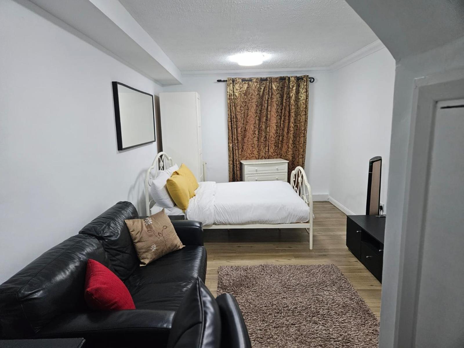 Charming 3-Bedroom Retreat With Modern Comforts South Ockendon Exterior foto